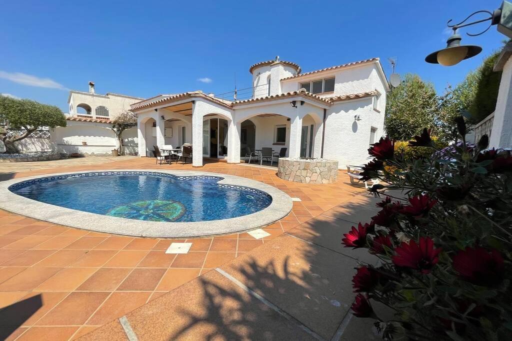 Villa Cozy Empuriabrava Piscina Privada Экстерьер фото