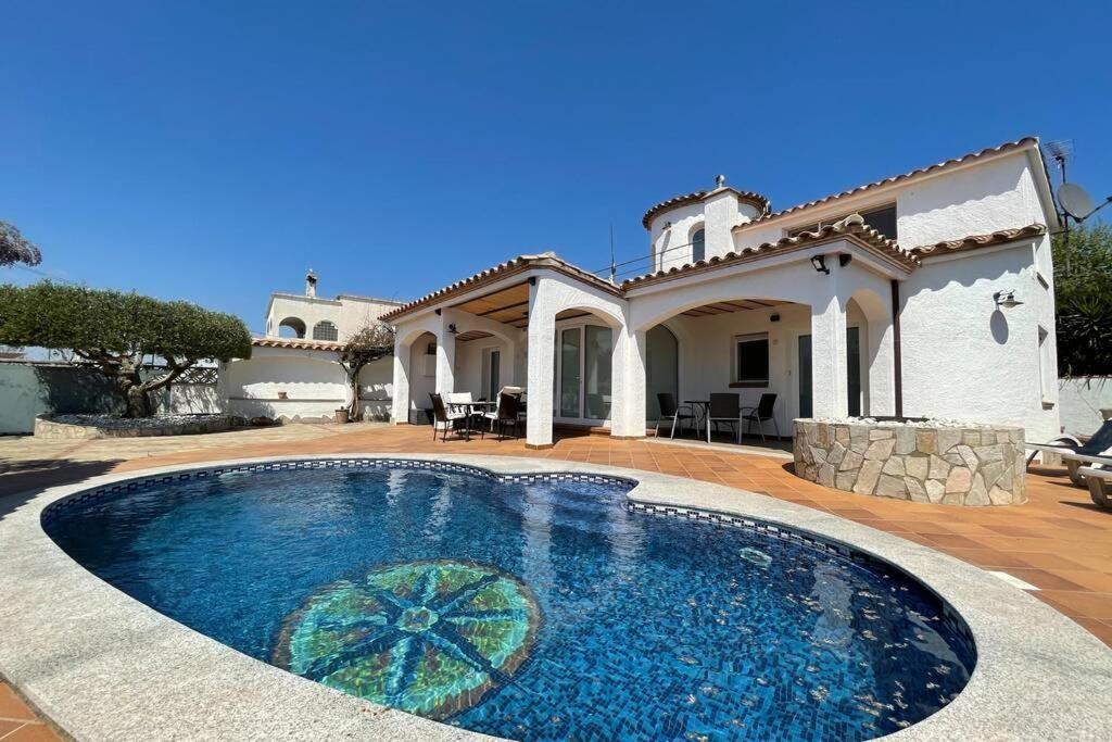 Villa Cozy Empuriabrava Piscina Privada Экстерьер фото