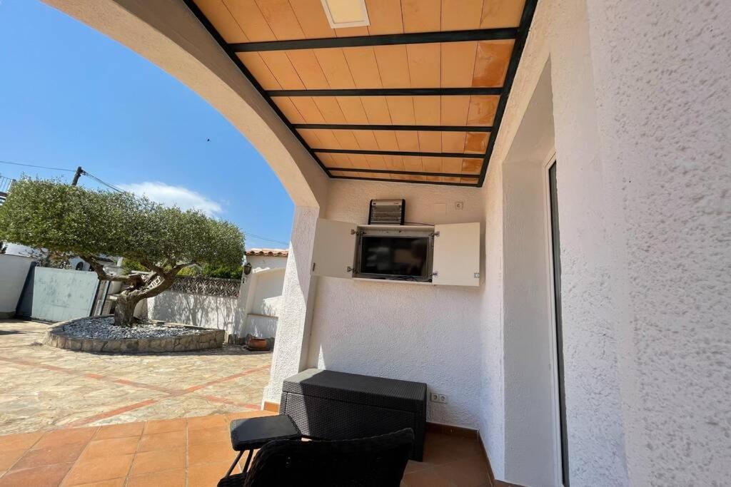 Villa Cozy Empuriabrava Piscina Privada Экстерьер фото